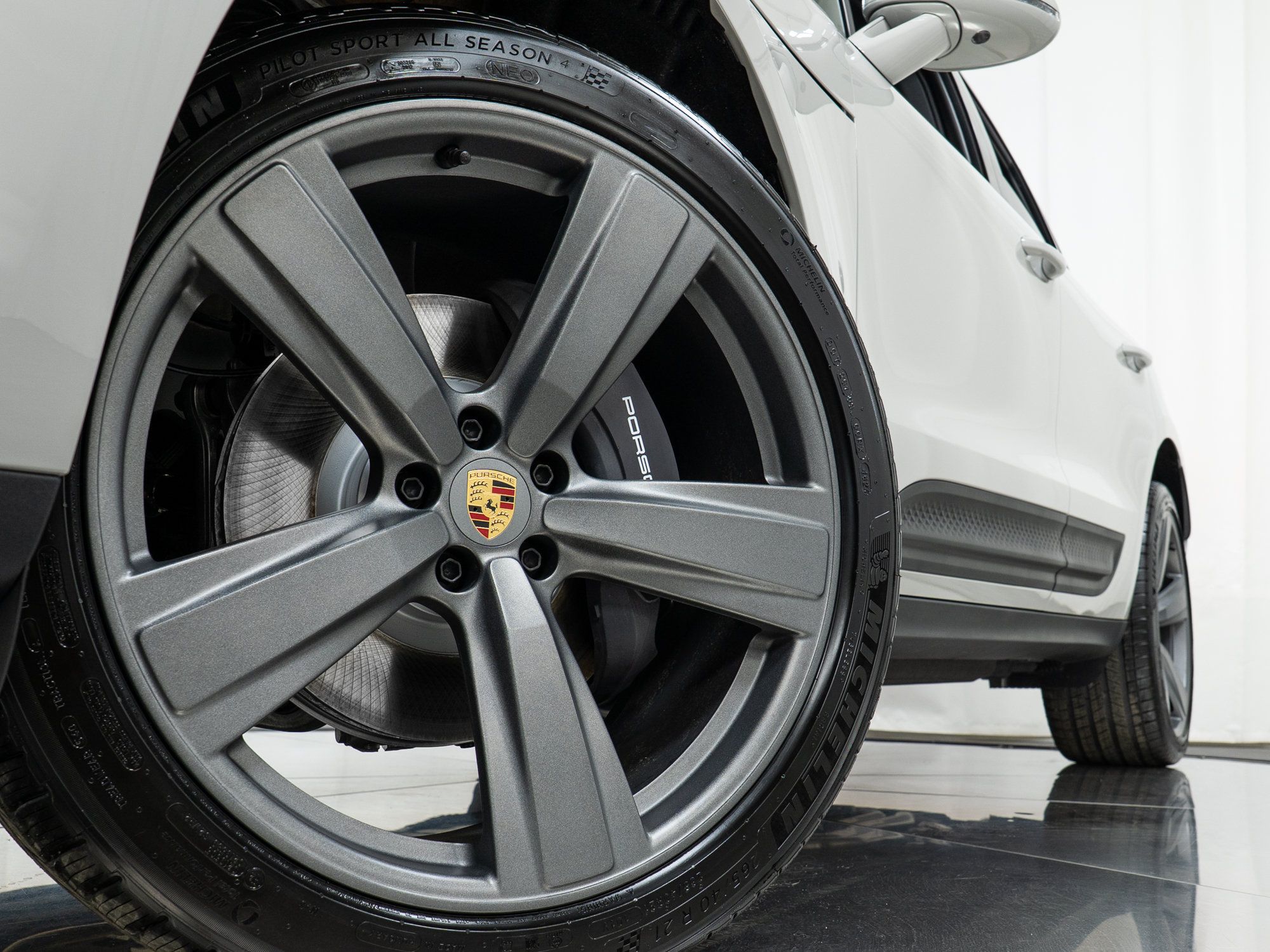 Certified 2025 Porsche Macan AWD/4WD image 31