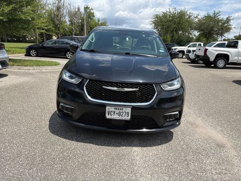 Used 2024 Chrysler Pacifica Touring-L FWD image 8