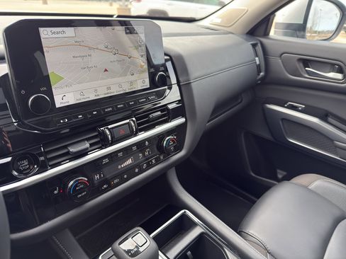 Certified 2025 Nissan Pathfinder SL w/ SL Premium Package image 21