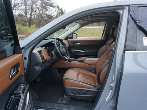 Used 2023 Nissan Pathfinder Platinum image 2