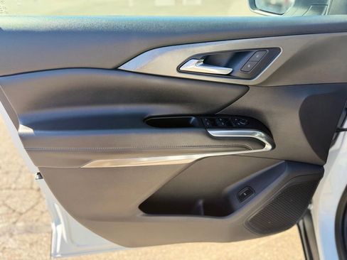 Used 2025 Chevrolet Traverse LT FWD image 11