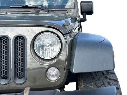 Used 2016 Jeep Wrangler Unlimited Rubicon w/ Connectivity Group AWD/4WD image 13