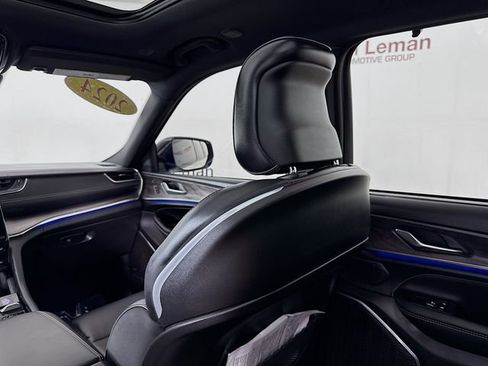 Used 2024 Jeep Grand Cherokee Overland w/ Luxury Tech Group IV image 25