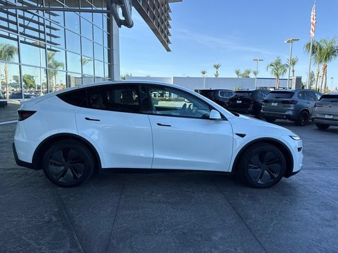 Used 2026 Tesla Model Y Long Range AWD/4WD image 3