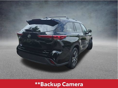 Used 2023 Toyota Highlander XLE AWD/4WD image 4