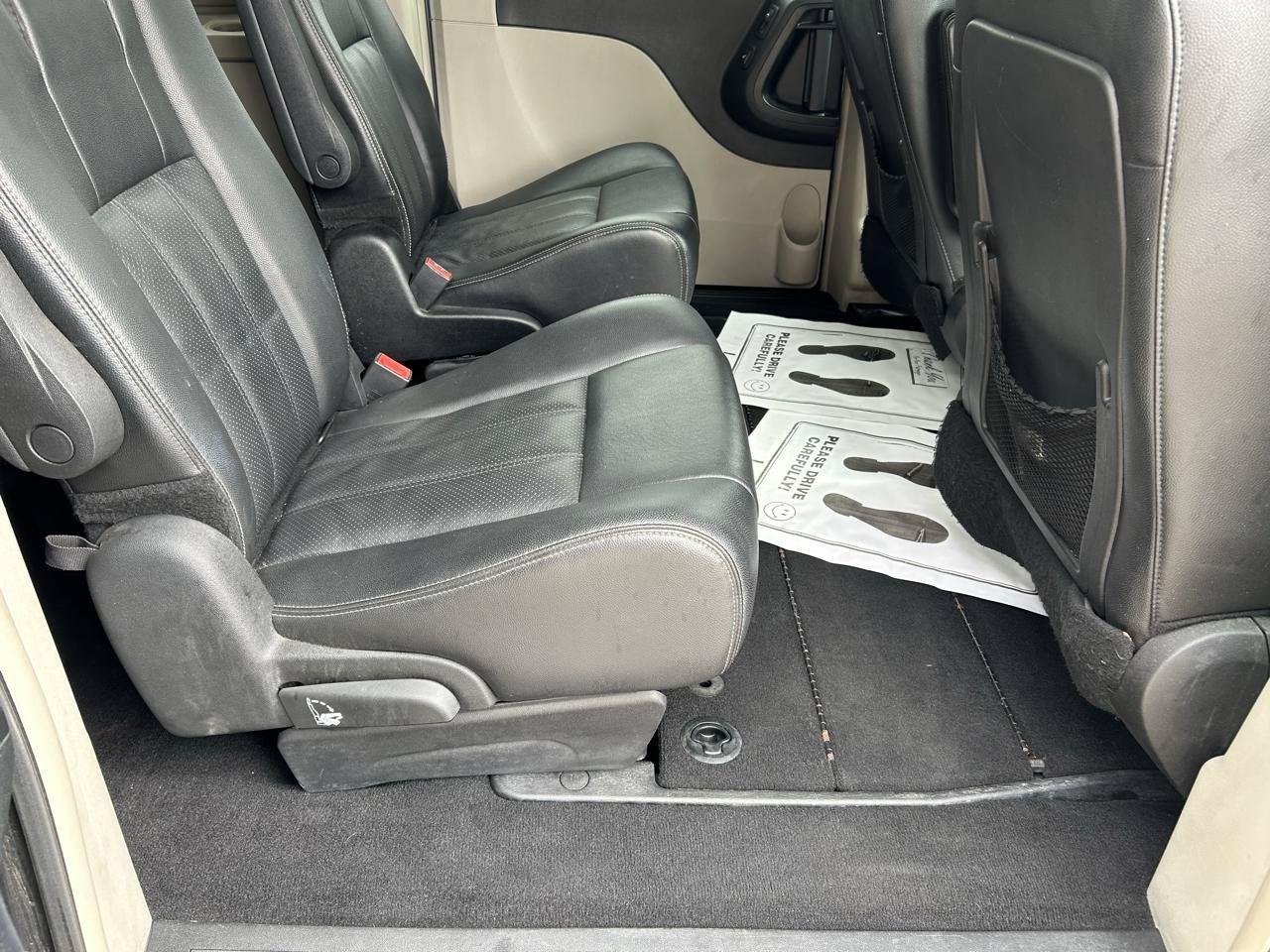 Used 2013 Chrysler Town & Country Touring-L w/ Driver Convenience Group FWD image 11