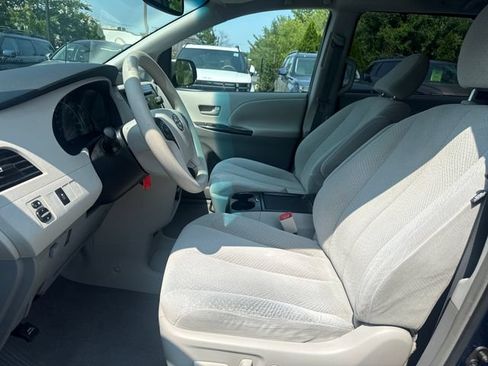 Used 2011 Toyota Sienna LE w/ Towing Pkg FWD image 9