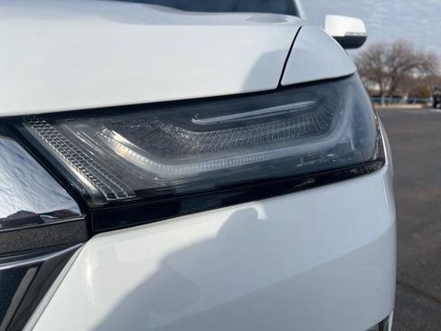 Used 2023 Chevrolet Traverse LT image 4