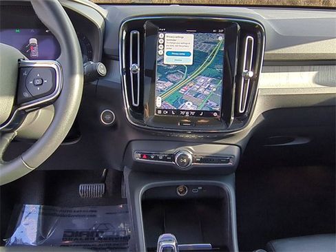 Used 2025 Volvo XC40 B5 Plus image 12