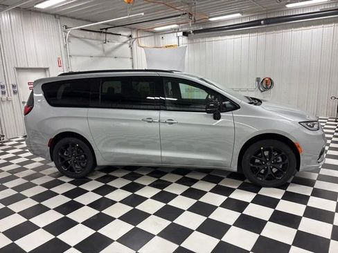 Used 2026 Chrysler Pacifica Select w/ S Appearance Package AWD/4WD image 3