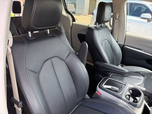 Used 2024 Chrysler Pacifica Touring-L FWD image 24