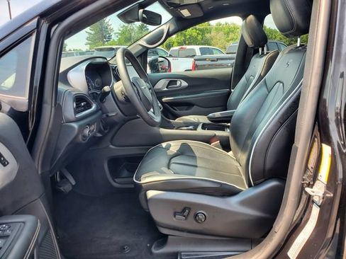 Used 2025 Chrysler Pacifica Limited FWD image 26