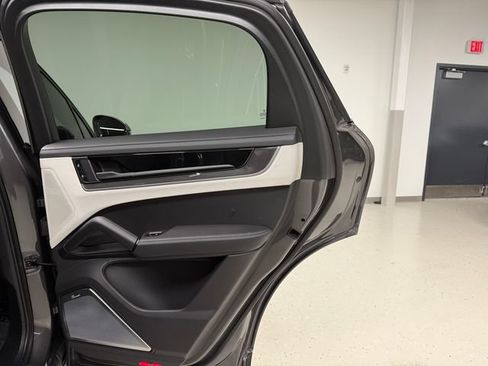 Certified 2024 Porsche Cayenne S AWD/4WD image 40