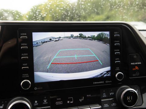 Used 2020 Toyota Highlander XLE AWD/4WD image 30