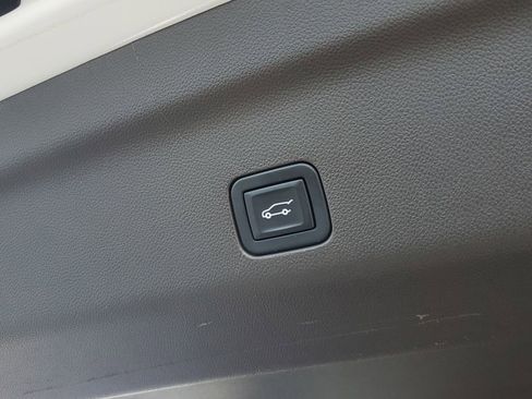 Used 2022 Cadillac Escalade Premium Luxury image 25