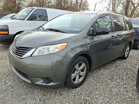 Used 2014 Toyota Sienna LE image 3