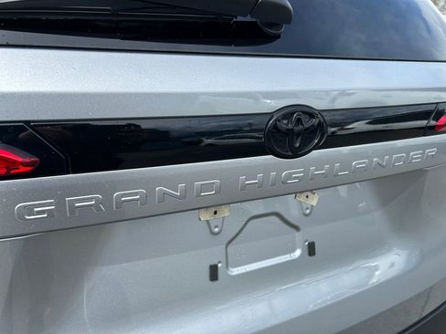 Used 2024 Toyota Grand Highlander AWD image 32