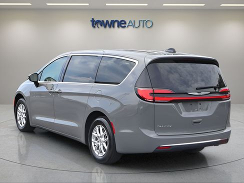 Used 2025 Chrysler Pacifica Select FWD image 3