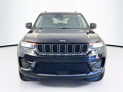 Used 2023 Jeep Grand Cherokee Laredo AWD/4WD image 2