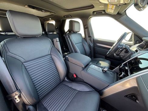 Used 2025 Land Rover Discovery Dynamic SE AWD/4WD image 19
