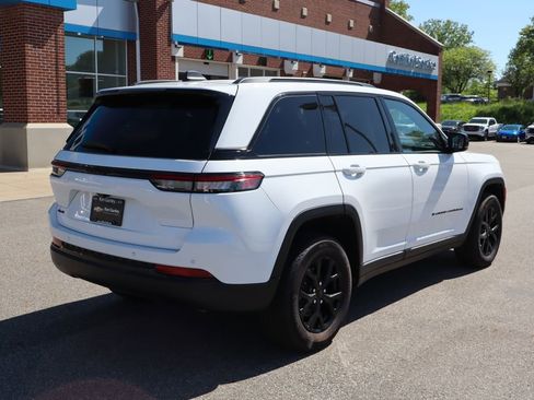 Used 2024 Jeep Grand Cherokee Altitude AWD/4WD image 31
