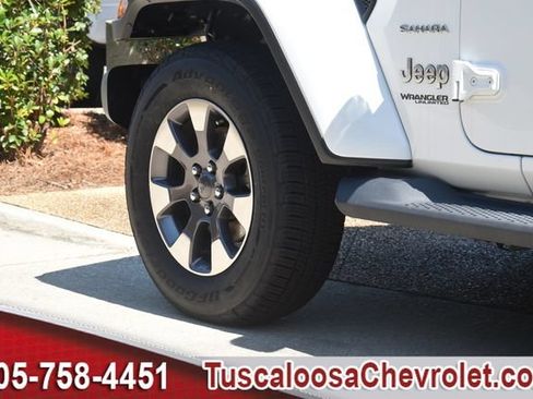 Used 2018 Jeep Wrangler Unlimited Sahara AWD/4WD image 18
