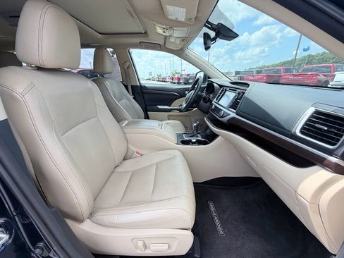 Used 2015 Toyota Highlander Limited w/ Driver Technology Package FWD image 25