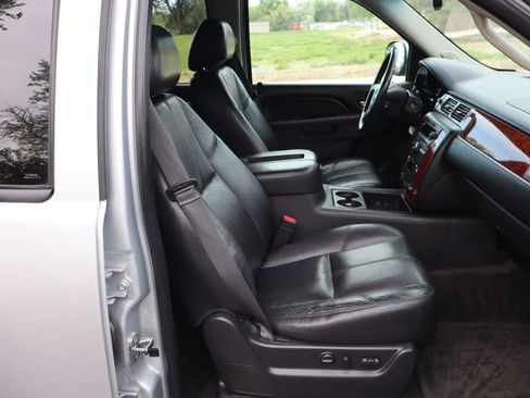 Used 2014 Chevrolet Suburban LT w/ Luxury Package AWD/4WD image 24