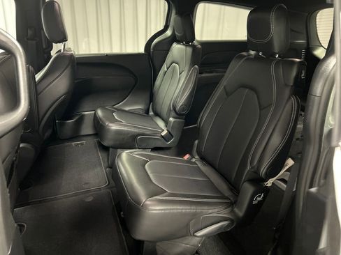 Used 2026 Chrysler Pacifica Select image 23