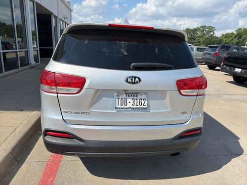Used 2016 Kia Sorento FWD image 9