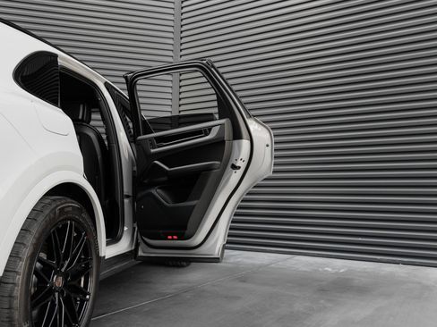 Certified 2024 Porsche Cayenne AWD/4WD image 32