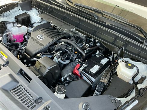Used 2023 Toyota Highlander XLE FWD image 22