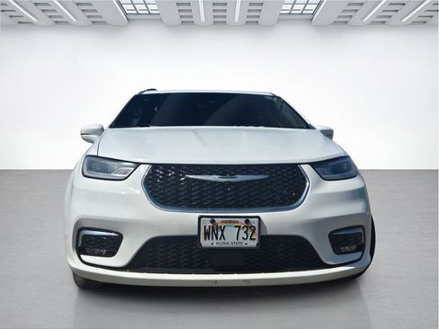 Used 2022 Chrysler Pacifica Touring-L FWD image 2