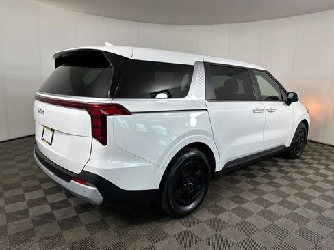 Used 2025 Kia Carnival image 3