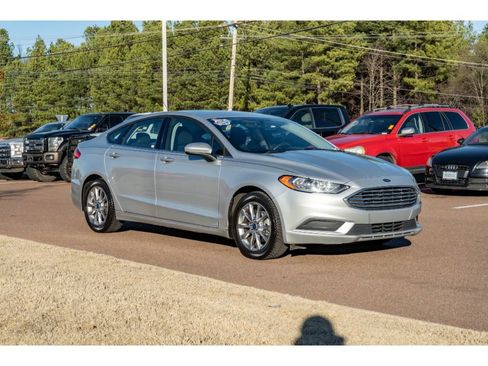 Used 2017 Ford Fusion SE image 3