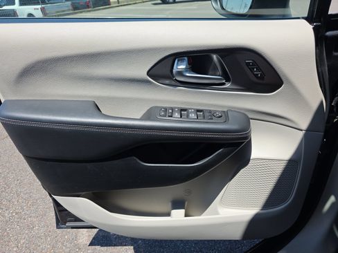 Used 2023 Chrysler Pacifica Touring-L FWD image 18