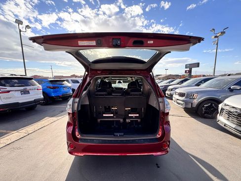 Used 2018 Toyota Sienna SE Premium image 27