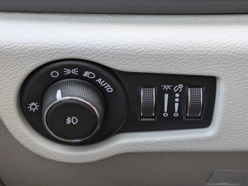 Used 2019 Chrysler Pacifica Touring-L FWD image 26