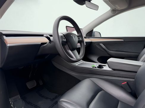 Used 2023 Tesla Model Y Long Range AWD/4WD image 2