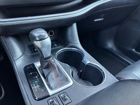 Used 2019 Toyota Highlander AWD V6 image 30