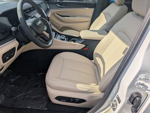 New 2026 Jeep Grand Cherokee Limited w/ Luxury Tech Group II RWD image 12