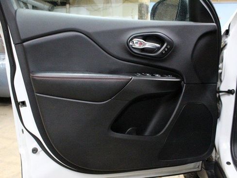 Used 2020 Jeep Cherokee Trailhawk image 17