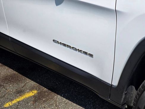 Used 2019 Jeep Cherokee Limited w/ Luxury Group AWD/4WD image 16