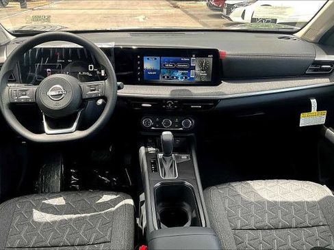 Certified 2025 Nissan Kicks SV FWD image 5