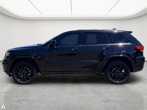 Certified 2022 Jeep Grand Cherokee Laredo X AWD/4WD image 3