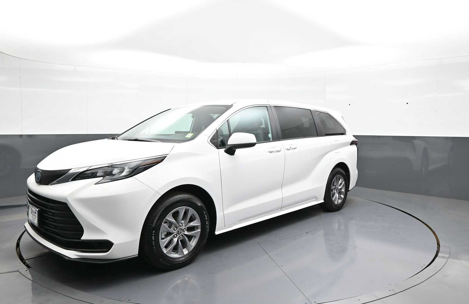 Certified 2025 Toyota Sienna LE FWD image 9