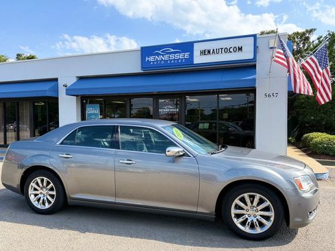 Used 2011 Chrysler 300 Limited RWD image 7
