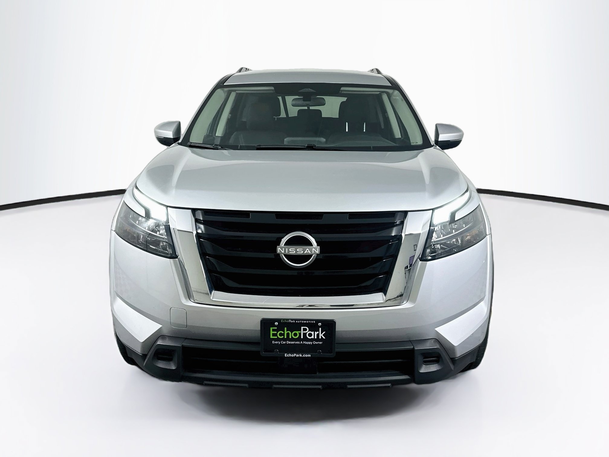 Used 2025 Nissan Pathfinder SV FWD image 2