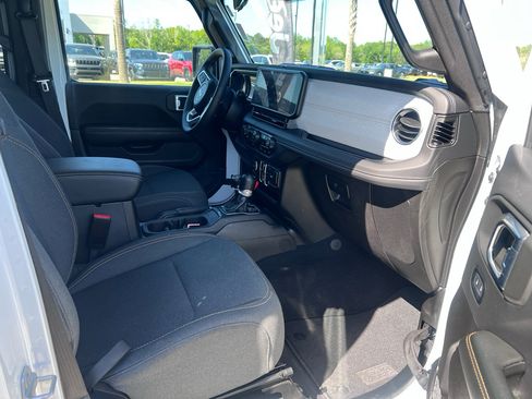 Certified 2025 Jeep Wrangler Unlimited Sahara w/ Safety Group AWD/4WD image 12