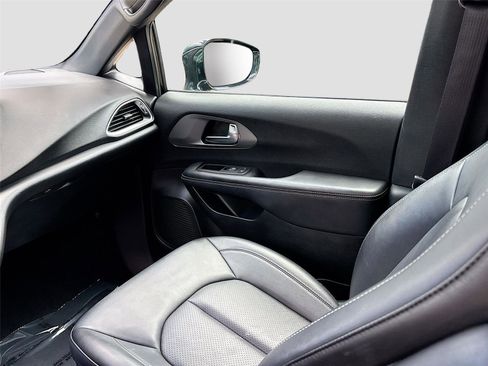 Used 2025 Chrysler Pacifica Select FWD image 23